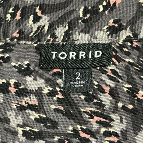 Torrid Blouse Size 2 (2X) Black Pink Gray Abstract Print V-Neck 3/4 Sleeve Top - Picture 5 of 7